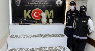 5 MİLYON LİRALIK TARİHİ ESERLERİ YURT DIŞINA KAÇIRMAK İSTERKEN YAKALANDILAR