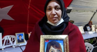 Acılı anne, hergün 50 kilometre uzaktan evlat nöbeti için geliyor
