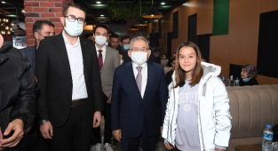 BAŞKAN BÜYÜKKILIÇ, KENDİSİNİ GÖRMEK İSTEYEN MİNİK ECRİN İLE BİR ARAYA GELDİ