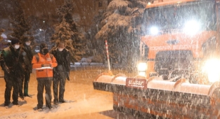 BAŞKAN ÇOLAKBAYRAKDAR'DAN GECE BOYU KAR MESAİSİ