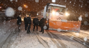 BAŞKAN PALANCIOĞLU, GECE GEÇ SAATLERE KADAR KARLA MÜCADELE ÇALIŞMASINA KATILDI