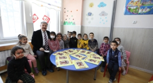 BAŞKAN PALANCIOĞLU ÖĞRENCİLERİN KARNE HEYECANINA ORTAK OLDU