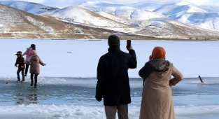 Bayburt'ta baraj gölü dondu!