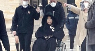 Bülent Ersoy'un tepki çeken şemsiyeli görüntüsünden sonra Anıtkabir komutanının görevinden alındığı iddia edildi