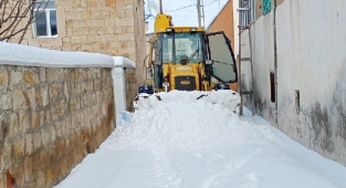 Bünyan Belediyesi karla mücadele ekipleri ilçe merkezimizde karla mücadele çalışmalarını sürdürüyor. 
