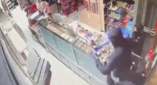 Bursa'da kuruyemişçiye giren hırsızlar, 30 bin liralık sigarayı çalıp kayıplara karıştı