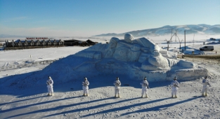 şehit olan askerlerin anısına tasarlanan kar heykelleri ilçe çevresinden 200 kamyon kar taşınarak yapıldı.