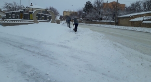 DÜN AKŞAM SAATLERİNDE BAŞLAYAN KARLA MÜCADELE ÇALIŞMALARIMIZ HAZIRLANAN PROGRAM KAPSAMINDA İLÇE GENELİNE YAYILDI