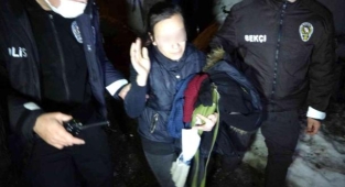 Evi yakmaya çalıştı, bıçakla eşini rehin aldı!