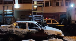 Gaziosmanpaşa'da yıllardır park halinde olan otomobil yandı, içerisinden erkek cesedi çıktı