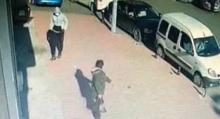İstanbul'da iş yerine silahlı saldırı kamerada: sokakta yürüyen kadın dehşeti yaşadı