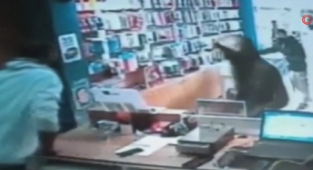 İşyeri sahibi hırsızı fark etti, tokat atıp dışarı çıkarttı!