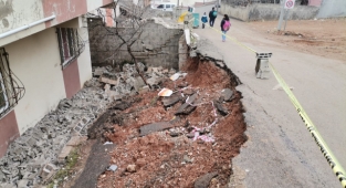 Kahramanmaraş'ta istinat duvarı çöktü