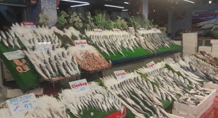 Kar yağışı, balık tezgahlarını hareketlendirdi!