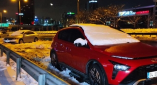 Kar yağışı nedeniyle TEM'de kalan araçlar alınmayı bekliyor