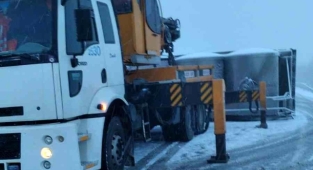 Kaygan yolda süt kamyonu devrildi: 1 yaralı!