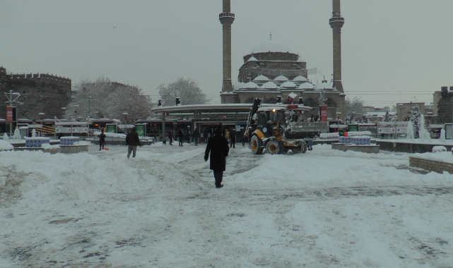 Kayseri’de kar yağışı kenti beyaza bürüdü