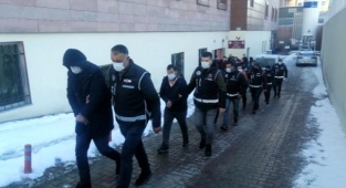 Kayseri merkezli 3 ilde kaçak telefon operasyonunda gözaltına alınan 9 kişi adliyede!