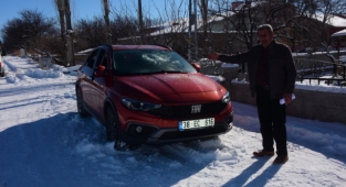 Kayseri'nin Bünyan ilçesindeki saldırgan baltayla iki otomobil ve bir traktöre zarar verdi