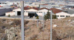 Kayseri OSB'nin Kuyucak mevkiindeki ağaçlandırma bölgesinin etrafı tel örgü ile çevriliyor,