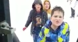 Kızakla kayan çocuklardan yolu temizlemeye gelen iş makinesi operatöründen iç ısıtan talep