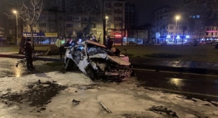 Kontrolden çıkan otomobil ağacı devirerek takla attı: 2 yaralı