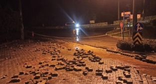 Marmaris'te dolu yağışı hayatı olumsuz etkilerken Fethiye'deki hortum korkuya yol açtı