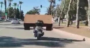 Motosiklet ile masa taşıdı