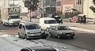 Motosiklet sürücüsünün iki araç arasına sıkıştığı kaza kamerada