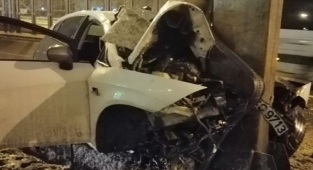 Otomobil yön levhasının direğine çarptı: 4 yaralı!