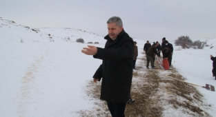 SOKAK HAYVANLARI VE YABAN HAYVANLARI İÇİN DOĞAYA YEM BIRAKAN BÜNYAN BELEDİYE BAŞKANI ÖZKAN ALTUN, BAHÇESİNİN GİRİŞİNDE KAR ENGELİNE TAKILAN BİR AİLENİN DE YARDIMINA YETİŞTİ