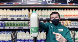 Sütün son kullanım tarihini kaldıran market zincirinden müşterilere çağrı: Bozulmuş mu diye koklayın