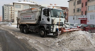 YAĞIŞ DURDU, TALAS’TA KAR TEMİZLİĞİ BAŞLADI