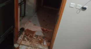 Zammı kabul etmeyen kiracının kapısını baltayla kırdı