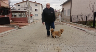 10 yıl evli kaldığı eşine 15 yıldır nafaka ödeyen yaşlı adam evinden oldu