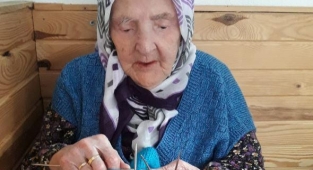 83 yaşındaki Zeliha teyzenin ördüğü çoraplar sınırdaki askerlere ulaştı!