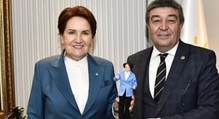 Akşener'e Kayseri'den bez bebek hediyesi!