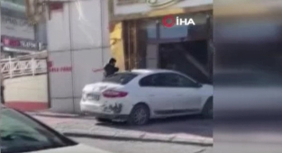 Arabayla düğün salonuna daldı, ardından beyzbol sopasıyla dehşet saçtı