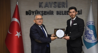 BAŞKAN BÜYÜKKILIÇ’A, GENÇ SANAYİCİLERDEN TEŞEKKÜR PLAKETİ