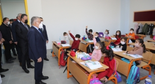 BAŞKAN BÜYÜKKILIÇ, İLMİYE-AHMET BÜYÜKKILIÇ İLKOKULU’NUN İLK GÜNÜNDE MİNİKLERİ YALNIZ BIRAKMADI!
