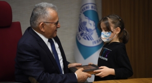 BAŞKAN BÜYÜKKILIÇ, MİNİK MİSAFİRLERİNİ AĞIRLADI