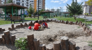 BAŞKAN ÇOLAKBAYRAKDAR, “ÇOCUKLAR İÇİN YENİ YAPILAN BÜTÜN PARKLARDA TOPRAK ALAN YAPIYORUZ”