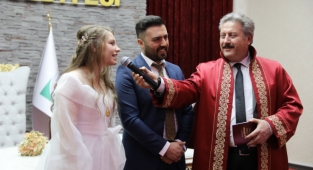 BAŞKAN’DAN ÇİFTLERE ÇİFTE SÜRPRİZ