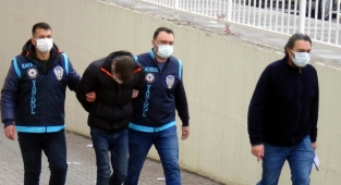 Bebek arabalı kadının arkasından yaklaşıp kapkaç yaptı