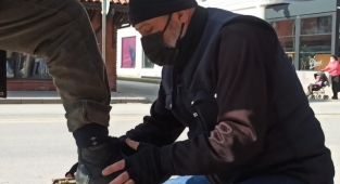 Boyanacak ayakkabı neredeyse o orada