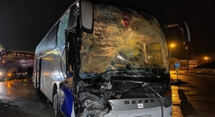 Bursa'da feci kaza! Otobüs tıra arkadan çarptı... 20 yolcu ölümden döndü