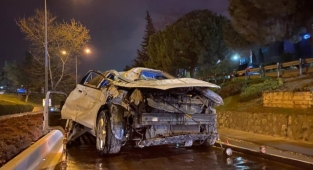 Bursa'da uygulamadan kaçan otomobil ile servis aracı ile çarpıştı: 3 yaralı