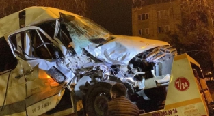 Bursa'da uygulamadan kaçan otomobil ile servis aracı ile çarpıştı: 3 yaralı