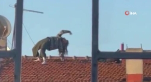 Çatıda tehlikeli yoga keyfi kamerada!