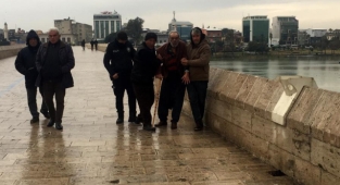 Çocuklarının sokağa terk ettiği yaşlı adama esnaf sahip çıktı!